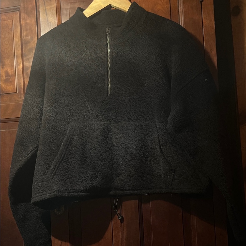American Eagle Outfitters EUC Black Fleece cropped Pullover